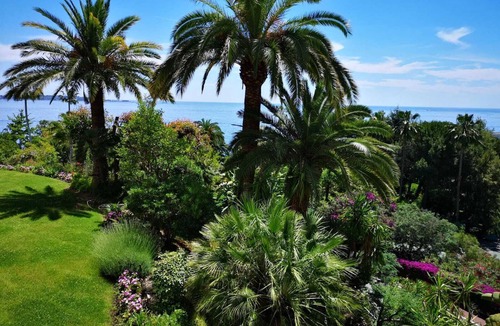 Vallauris Apartment | Luxury building with swimming pool and sea access