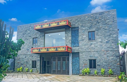 Rajabasa House | Luxury Deluxe DBL Retreat W/Free WiFi and Parking