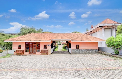 Pekalongan House | Luxury Deluxe DBL Retreat W/Free WiFi and Parking