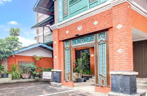 Yogyakarta House | Luxury Deluxe DBL Retreat W/Free WiFi and Parking