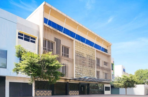 Palembang House | Luxury Deluxe DBL Retreat W/Free WiFi and Parking