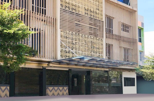 Palembang House | Luxury Deluxe DBL Retreat W/Free WiFi and Parking