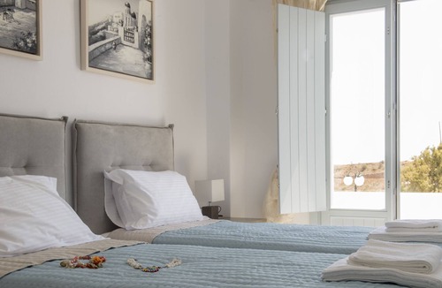 Karterados Villa | Luxury Family 3 bedroom villa by famous beach!