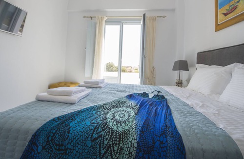 Karterados Villa | Luxury Family 3 bedroom villa by famous beach!