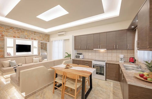 Perissa Apartment | Luxury Three Bedroom apartment with hot tub "L&E"