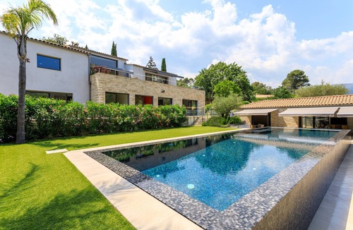 Les Maillans Villa | Luxury Villa with 15m Heated Infinity Pool & Pool House