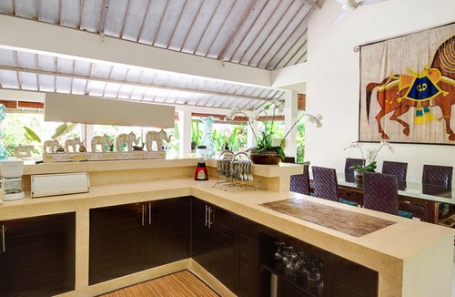 Batubelig Villa | Majestic 4BR Villa - Close To The Beach! 4Min Drive To Eat Street! W/Priv Pool!
