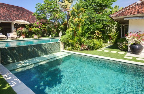 Batubelig Villa | Majestic 4BR Villa - Close To The Beach! 4Min Drive To Eat Street! W/Priv Pool!