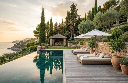 Poggi del Sasso House | Majestic Castle & Vineyard Amidst Rolling Tuscan Hills