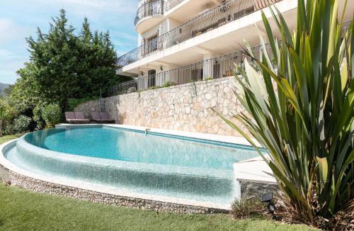 Mandelieu-La-Napoule Villa | Mandelieu Villa with Rooftop