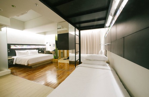 Gubeng Hotel | MaxOneHotels at Dharmahusada - Surabaya