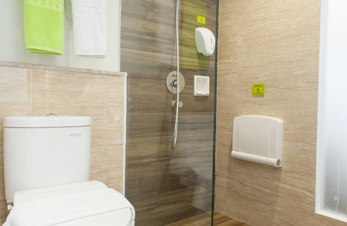 Gubeng Hotel | MaxOneHotels at Dharmahusada - Surabaya