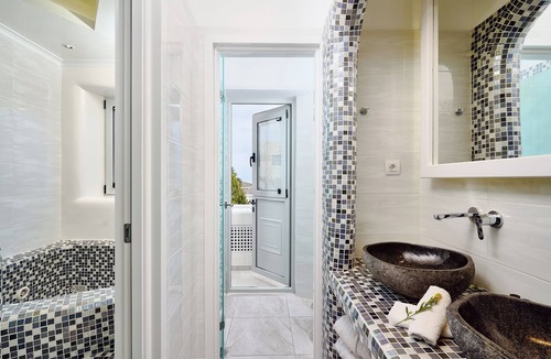 Imerovigli Hotel | Merovigliosso Deluxe Apartment Spa bath and Sunset view