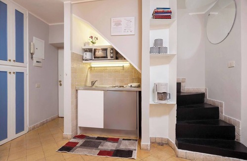 Rione V Ponte Apartment | Miró, small loft on Giulia street