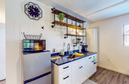 Winter Park Apartment | Modern apartment with enclosed yard, central AC, & kitchenette - dog-friendly