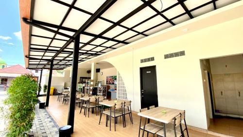 Jember House | Modern Guest House by Calli Rooms