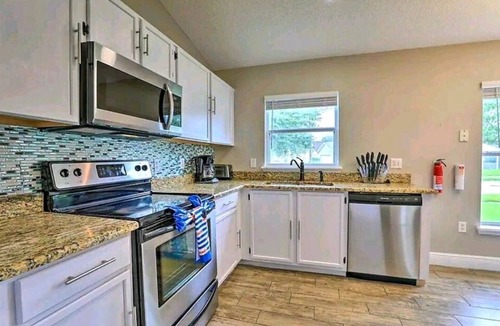 Clear Creek House | Modern House w/FREE 1st Morning Breakfast & unlimited Heated Pool !
