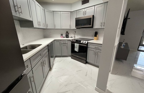 Ventura Condo | Modern Resort-Style Stay