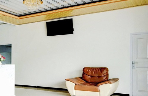 Padang House | Modern Twin Suite Stay with Parking Access