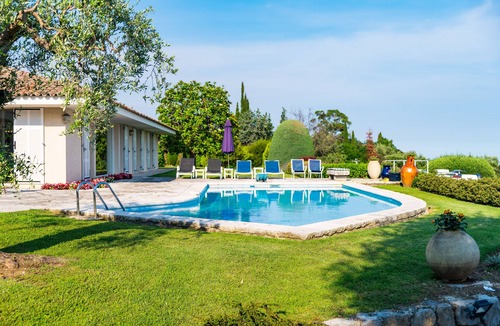 Tourrettes-sur-Loup Villa | Modern villa in park swimming pool and floodlit tennis court