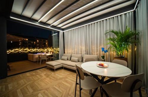 Milan Apartment | Modigliani Terrace Jacuzzi Golden House