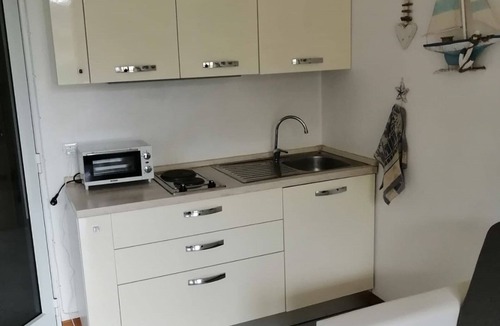 Capoliveri Apartment | Monolocale in complesso condominiale con uso di piscina.