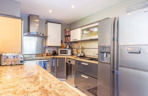 Pointe Croisette Condo | Mouré Rouge : Appartement 3 chambres avec piscine privée, jardin et parking