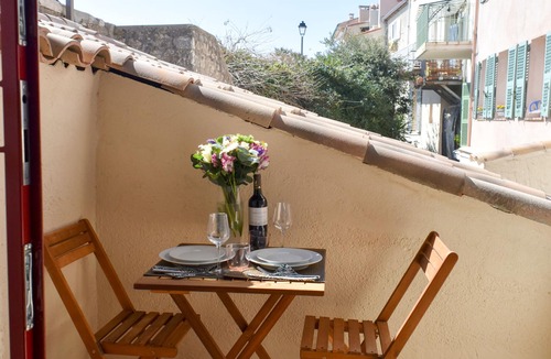 Antibes Old Town Apartment | NEW & FABULOUS w TERRACE 5*/4pax Old Town AC WIFI