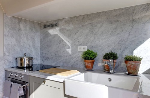 Antibes Old Town House | Newly renovated townhouse w/garden and sea-view for 4 guests in old Antibes