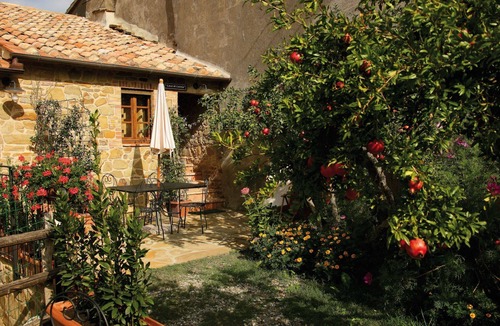 Sasso dʼOmbrone Apartment | Nice apartment for 4 guests with A/C, pool, TV, pets allowed and parking