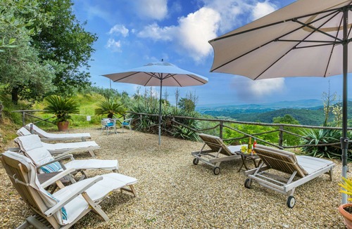 Montevarchi Villa | Nice apartment in villa with WIFI, pool, TV, patio, pets allowed, panoramic view and parking