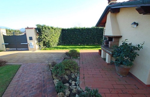 Pietrasanta House | Nice little house near the beach with a nice garden. Air conditioning.
