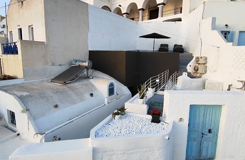 Pyrgos Villa | Noir Cave Villa in Traditional Settlement w/Private Hot Tub & Sunset Terrace!