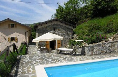 Comano House | North Tuscany private hill-side house with private pool