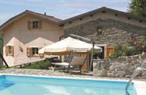 Comano House | North Tuscany private hill-side house with private pool