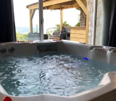 La Roquette-sur-Var Bed & Breakfast | Nuit insolite avec jacuzzi privatif et piscine