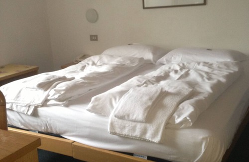 Cavedago Hotel | Olisamir