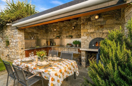 Vercana Apartment | Olive Garden Holiday Apartment with Lake View