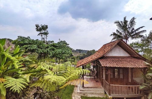 Jambu Luwuk Hotel | Omah Trasan Pangrango by ABM