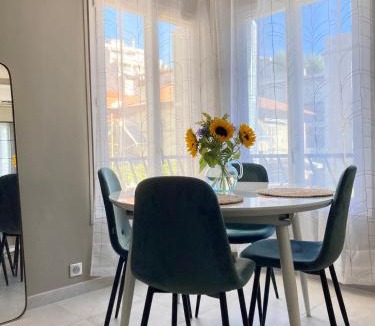 La Californie House | Only for ladies! Comfortable shared homestay, Nice west cosy flat with balcony, near airport, train, beach, public transport, supermarket
