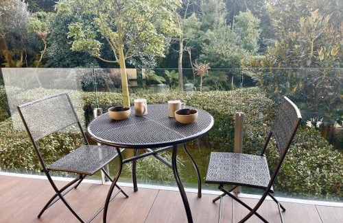 Prado - Republique House | Oxford 1 bedroom apartment in a brand new building with a pool
