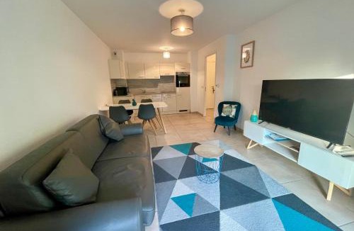 Prado - Republique House | Oxford 1 bedroom apartment in a brand new building with a pool