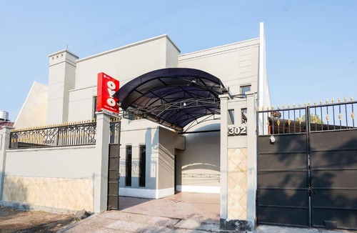 Surabaya Hotel | OYO 1281 Home Stay 83