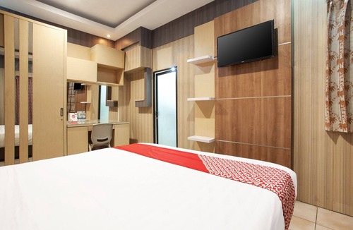 Gubeng Hotel | OYO 164 Ang's Residence