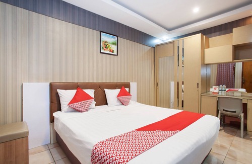 Gubeng Hotel | OYO 164 Ang's Residence
