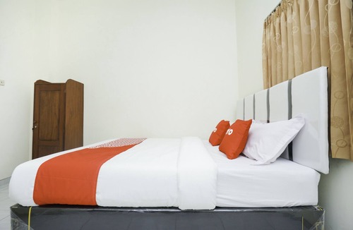 Probolinggo Hotel | OYO 1642 Penginapan Anggrek Syariah 2