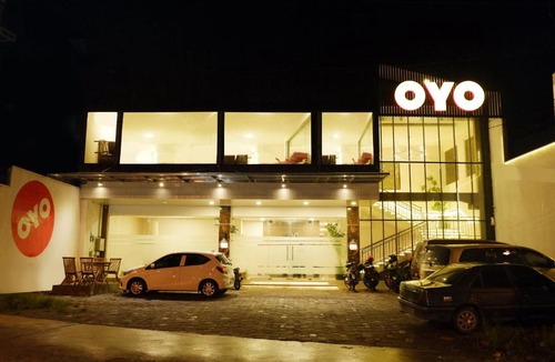 Tembalang Hotel | OYO 379 Grand Mundu