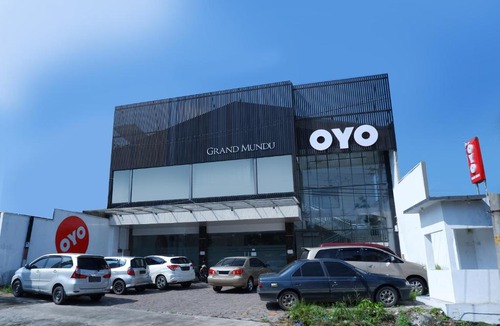Tembalang Hotel | OYO 379 Grand Mundu