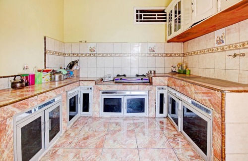 Prabumulih Hotel | OYO 90307 Fj Alfaeyza Kost