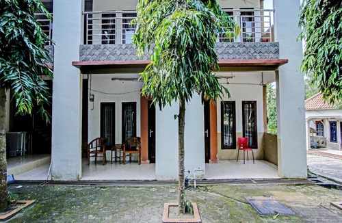 Prabumulih Hotel | OYO 90476 Iksan Homestay Syariah